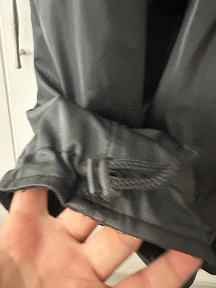 Siyah yağmurluk,Kapüşonlu, Fermuarlı - Görsel 4