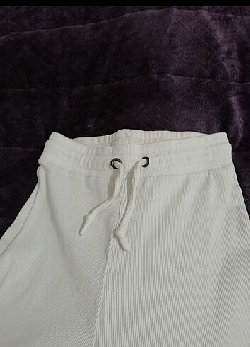 Beyaz triko bol paça pantolon 