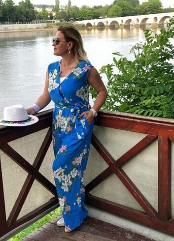 Çiçek desenli mavi bağlamalı tulum