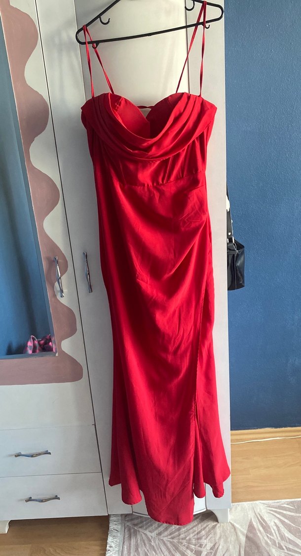 Kırmızı Drapeli ince askılı Uzun Abiye Elbise - Görsel 2