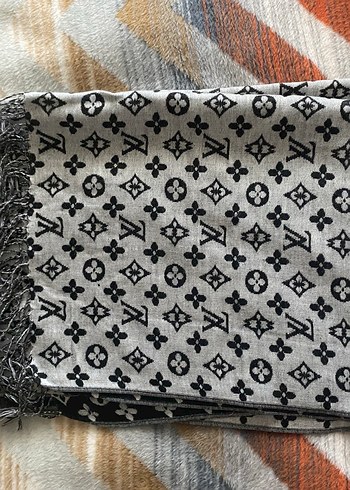 Püsküllü Siyah Kadın Şal - Görsel 2