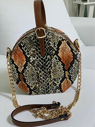 Zincir askılı yılan deri desenli çanta