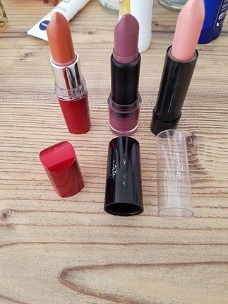 nude tonlar. biri maybelline biri oriflame ikisinin markası sili