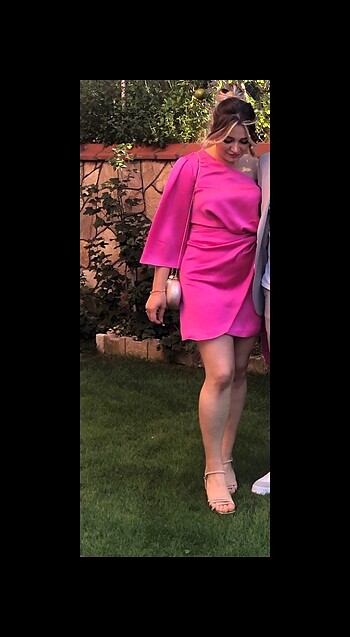 Pembe saten elbise