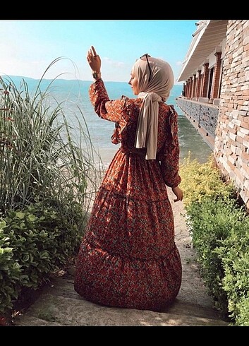 Çiçekli tesettür elbise 