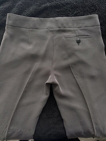 42 Beden gri Renk Orjinal Emporio Armani 42 beden kumaş pantolon
