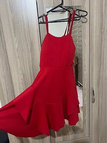Kırmızı mini gece elbisesi