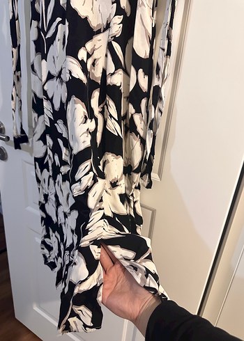 Beyaz Siyah Çiçek Desenli Uzun Elbise - Görsel 4