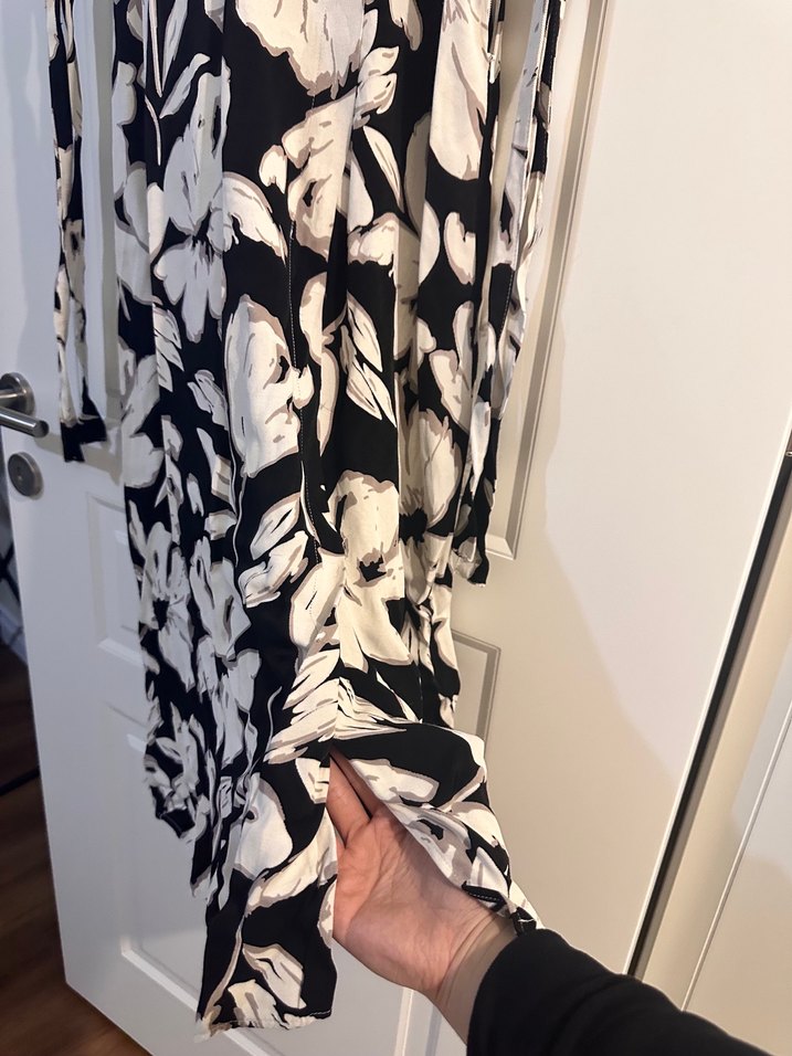 Beyaz Siyah Çiçek Desenli Uzun Elbise - Görsel 4