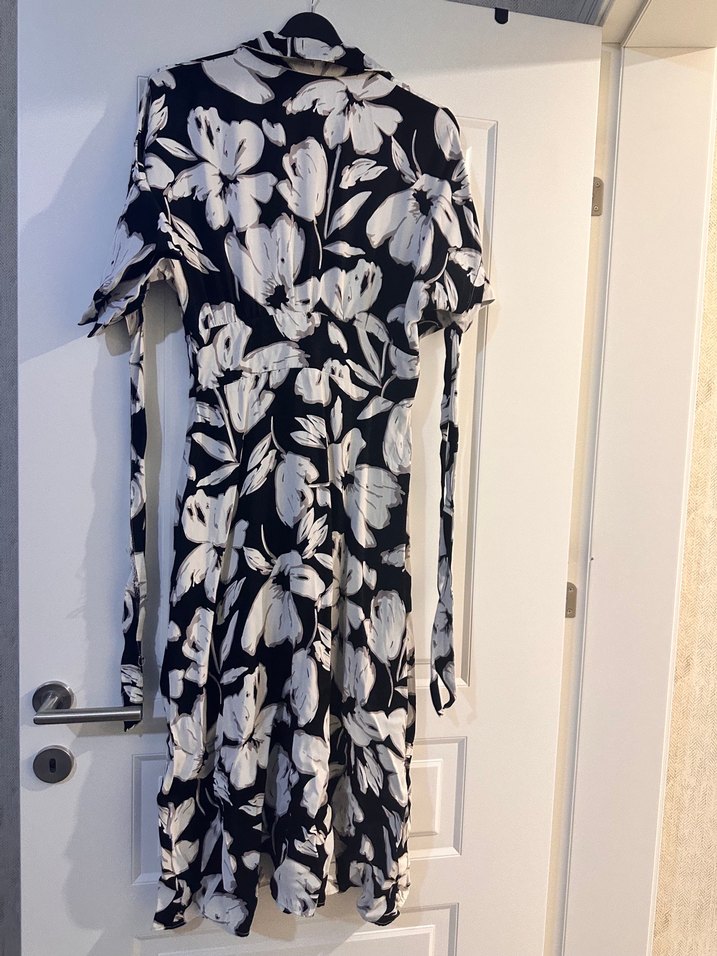 Beyaz Siyah Çiçek Desenli Uzun Elbise - Görsel 5