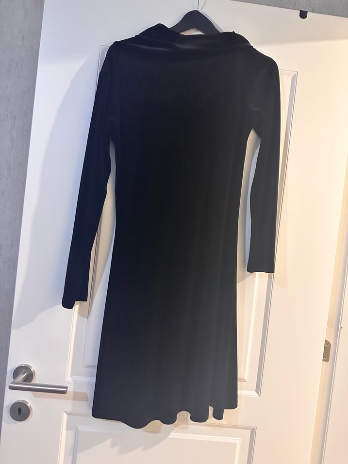 Siyah Uzun Kollu Kadife Elbise - Görsel 2