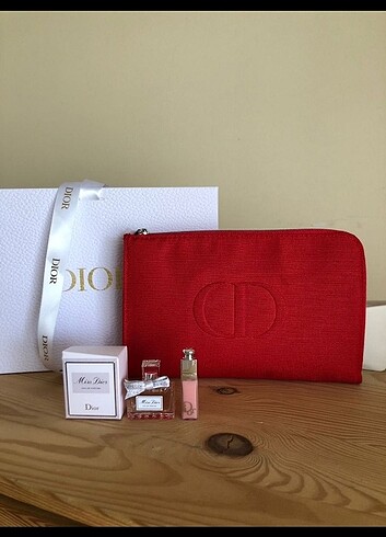 Dior makyaj çantası 