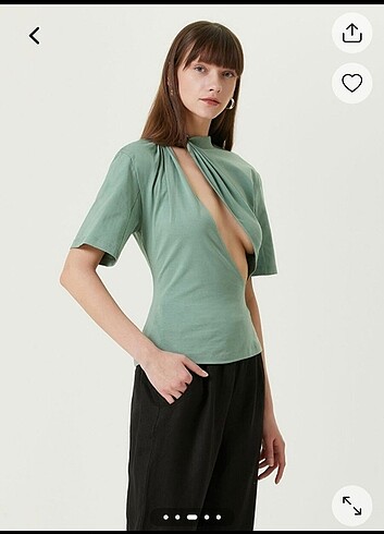 JACQUEMUS SU YEŞİLİ KESIM DETAYLI TİŞÖRT 