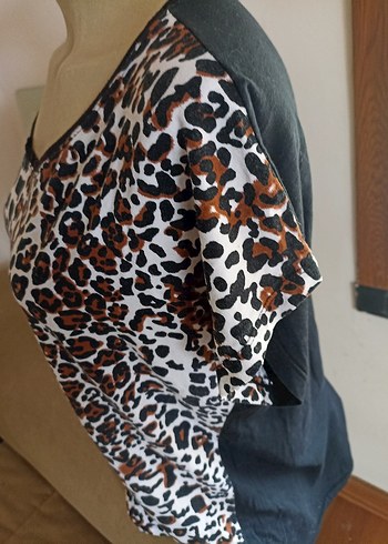 Leopar Desenli V Yaka Kadın Bluz - Görsel 3