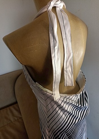 V Yaka Çizgili saten ve astarlı elbise - Görsel 2