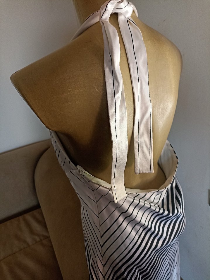 V Yaka Çizgili saten ve astarlı elbise - Görsel 2