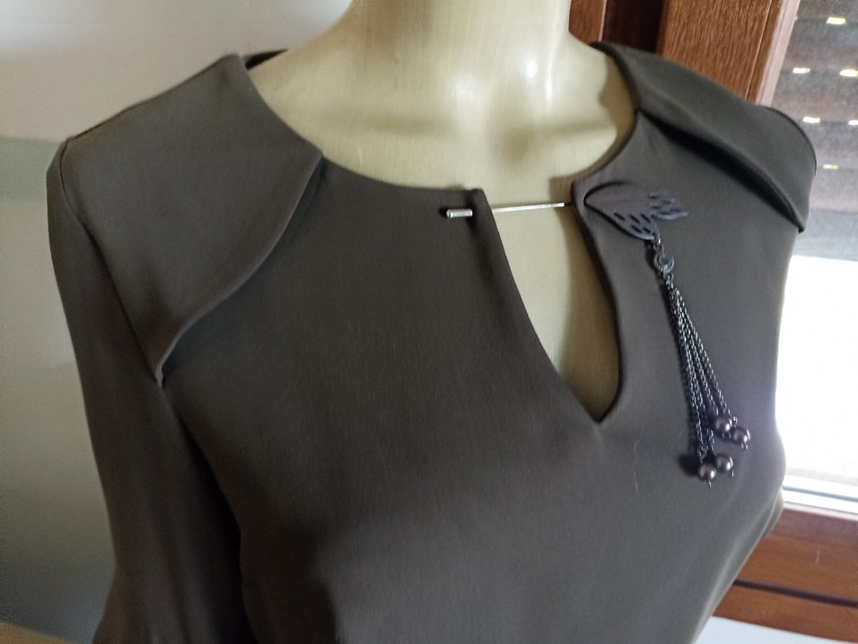 Gri Uzun V Yakalı Drapeli Kadın Elbise - Görsel 3