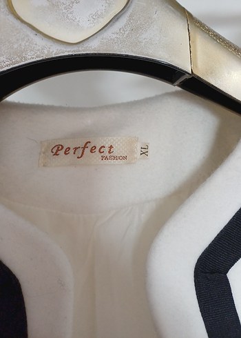 Siyah Fiyonk Detaylı Beyaz Ofis Ceketi - Görsel 4