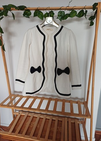 Siyah Fiyonk Detaylı Beyaz Ofis Ceketi - Görsel 3