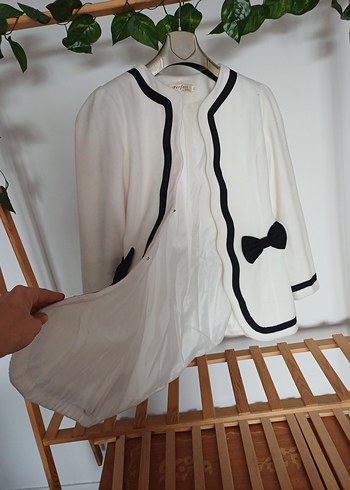 Siyah Fiyonk Detaylı Beyaz Ofis Ceketi - Görsel 6