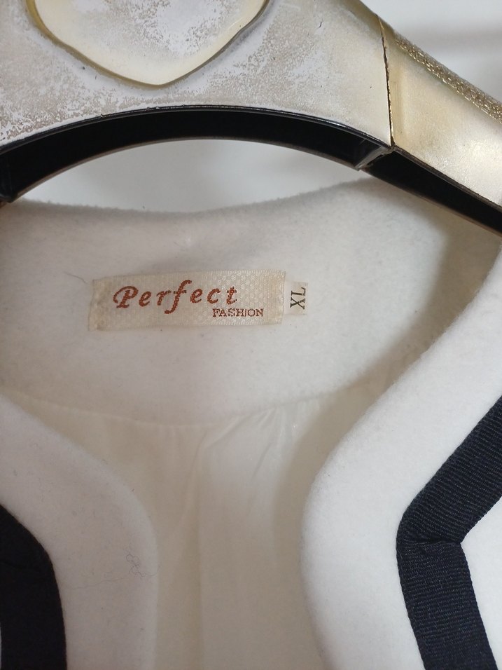 Siyah Fiyonk Detaylı Beyaz Ofis Ceketi - Görsel 4