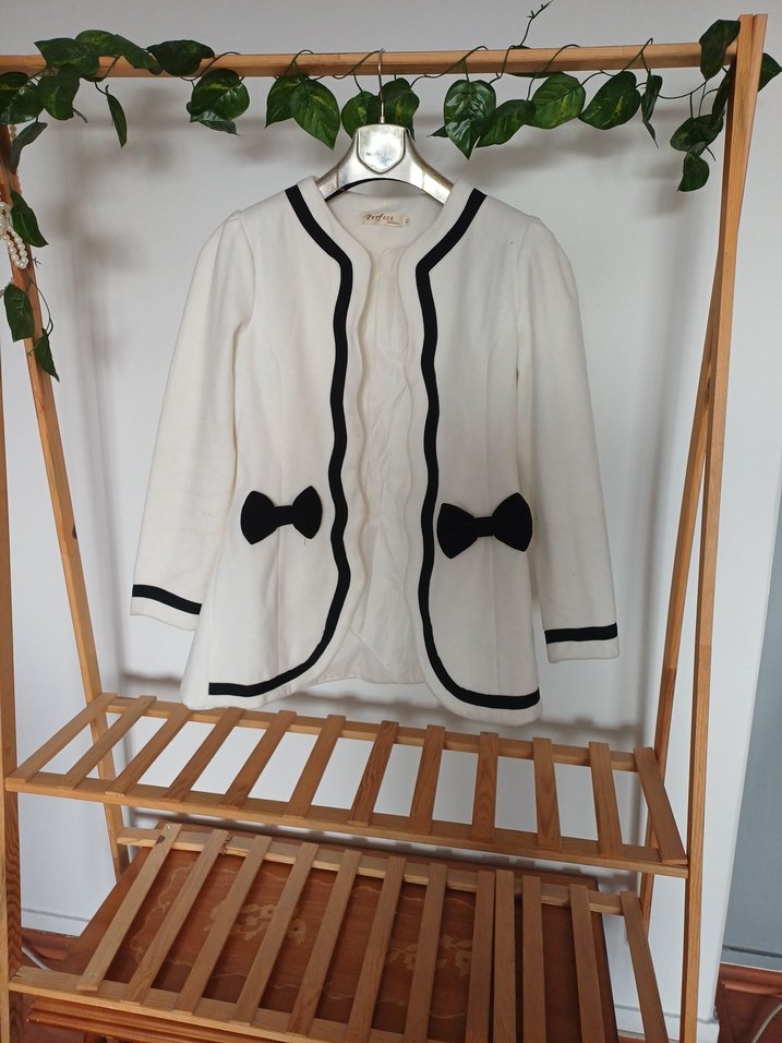 Siyah Fiyonk Detaylı Beyaz Ofis Ceketi - Görsel 3