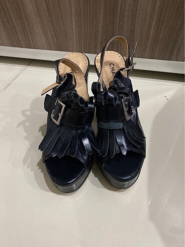 siyah topuklu şık ayakkabı