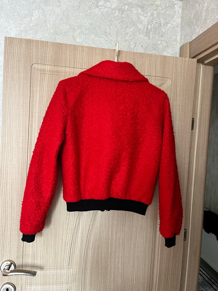 Kırmızı keçe ribanalı kısa mont - Görsel 3