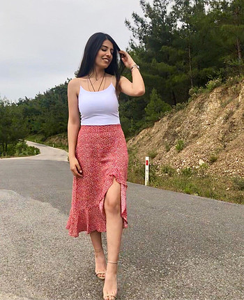 Kırmızı yırtmaçlı etek