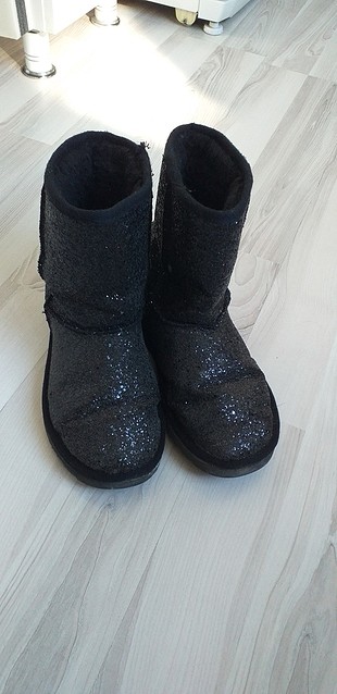 37 numara simli ugg ici kürklü yarim bot sayili giyildi 