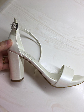 Kırık Beyaz Topuklu Ayakkabı
