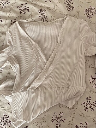 Çıtçıtlı dekolteki beyaz bluz