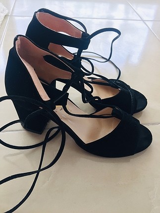 Bershka Siyah topuklu sandalet
