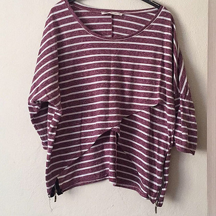Harika çizgili, yanları fermuar detaylı t-shirt.