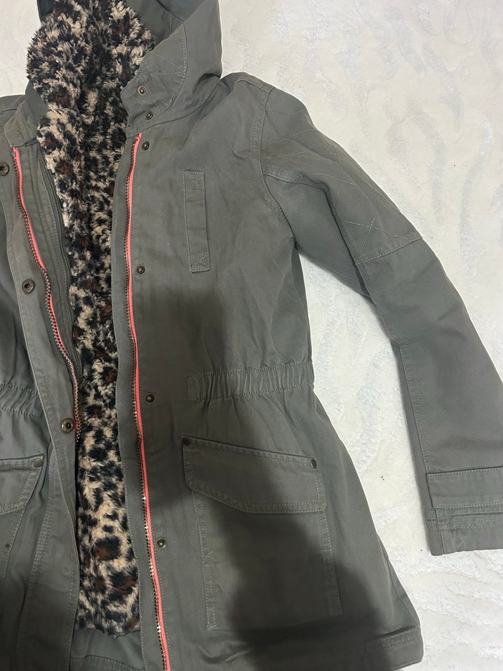 Gri Kapüşonlu Kadın Mont, Kürklü, Sokak Stili - Görsel 4