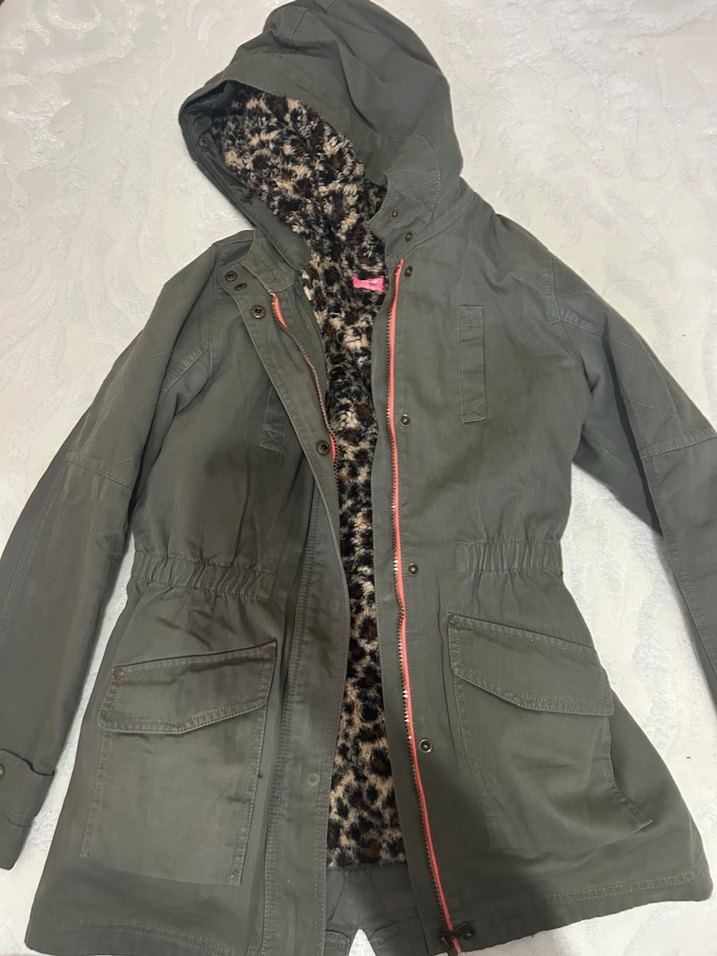 Gri Kapüşonlu Kadın Mont, Kürklü, Sokak Stili - Görsel 2