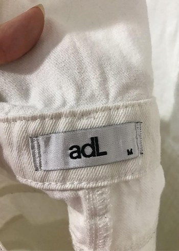 Beyaz Nakışlı Kadın Kot Şort Salopet - Görsel 3