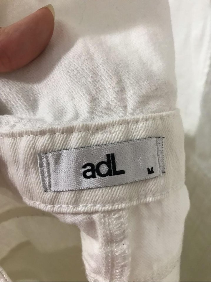 Beyaz Nakışlı Kadın Kot Şort Salopet - Görsel 3