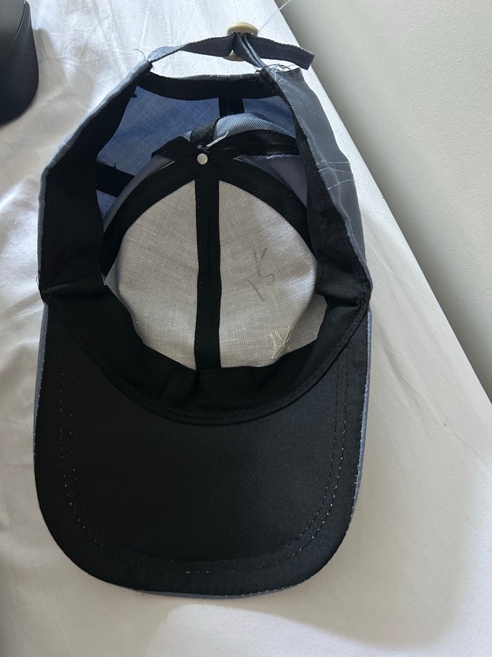 Ayarlanabilir Tokalı Gri Parlak Spor Şapka - Görsel 2