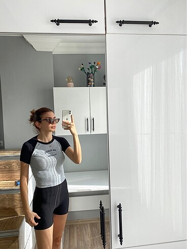 bershka renk bloklu baskılı crop