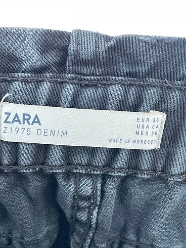 36 Beden siyah Renk Zara Mini Şort %70 İndirimli.