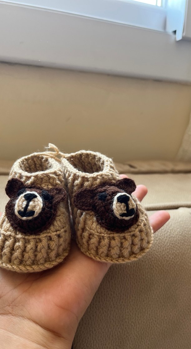 Kahverengi Nakışlı Örgü Bebek Patik - Görsel 2