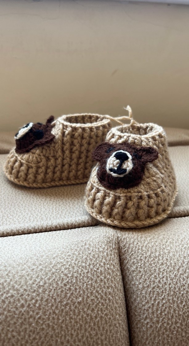 Kahverengi Nakışlı Örgü Bebek Patik - Görsel 3