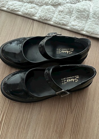 Siyah Parlak Tokalı Kadın Düz Ayakkabı - Görsel 4