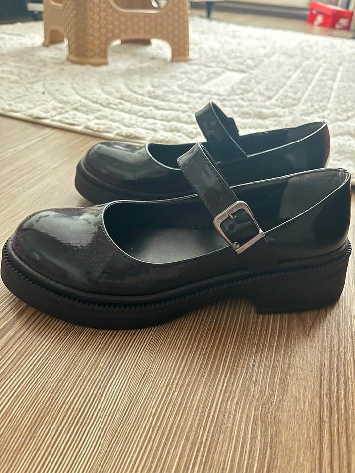 Siyah Parlak Tokalı Kadın Düz Ayakkabı - Görsel 2