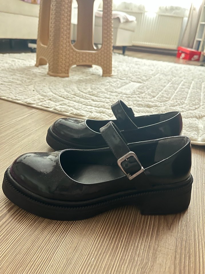 Siyah Parlak Tokalı Kadın Düz Ayakkabı - Görsel 3