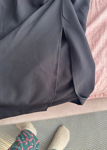 Siyah Saten Görünümlü Drapeli  Midi Etek - Görsel 3