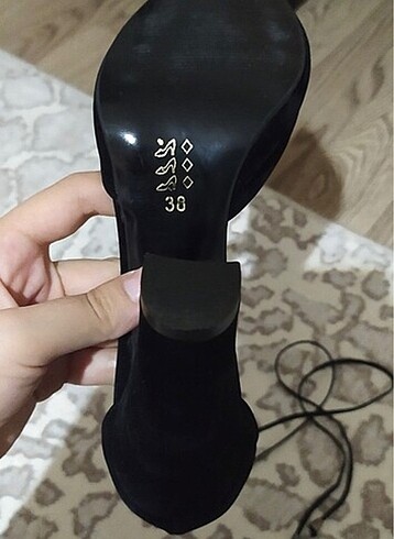 38 Beden Bağcıklı siyah topuklu ayakkabı
