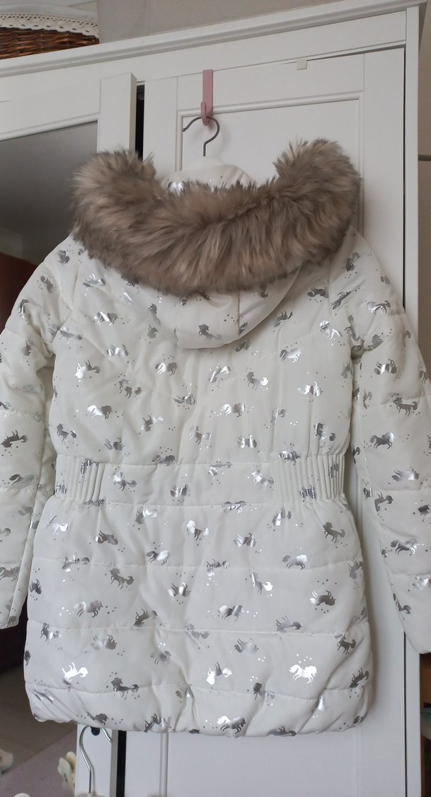 Kız Çocuk Beyaz Kürklü Unicorn Baskılı Mont - Görsel 4