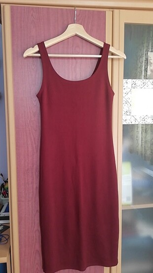 Zara Kalem midi elbise. Vücudu sarıyor.